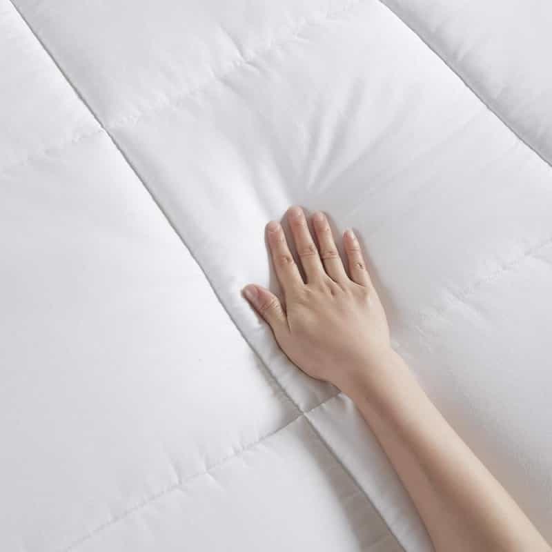 300 Thread Count Cotton Shell Luxury Down Alternative Comforter