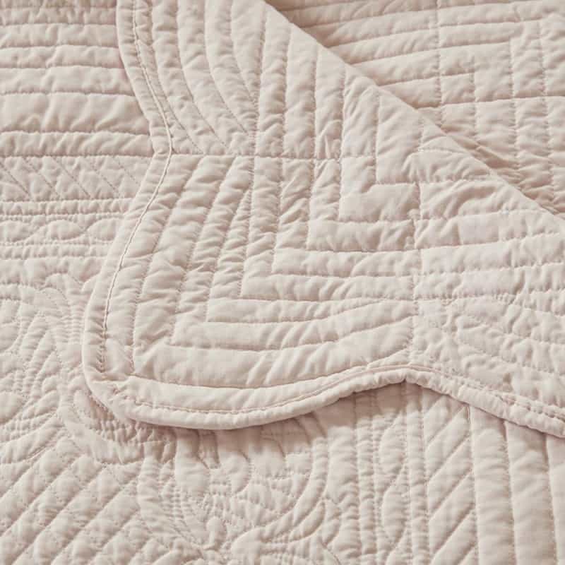Oversized Quilted Throw With Scalloped Edges